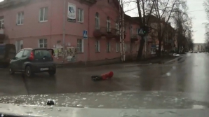 Мать выронила ребенка из автомобиля в одном из российских городов (ВИДЕО)