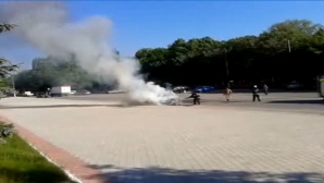 В центре Дондюшан загорелась машина (ВИДЕО)