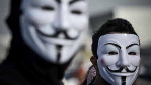 По Кишиневу разъезжает водитель в маске Анонимуса (ФОТО)