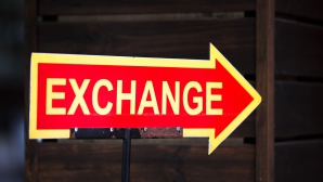 Евро подорожал на 8 банов, доллар подешевел