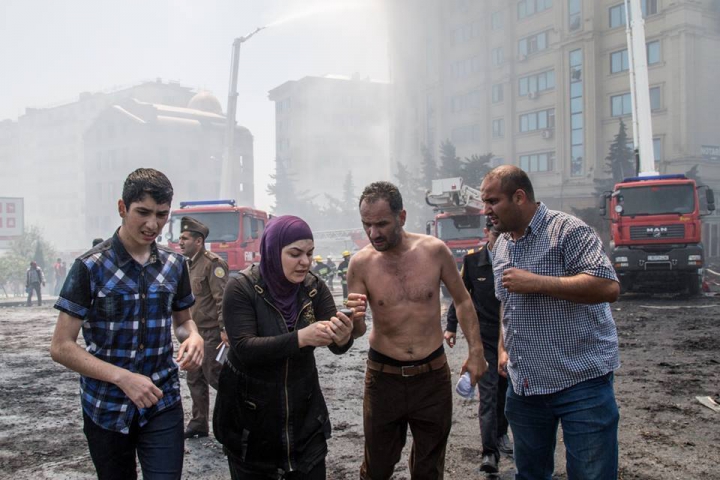 Фоторепортаж с места страшного пожара в центре Баку