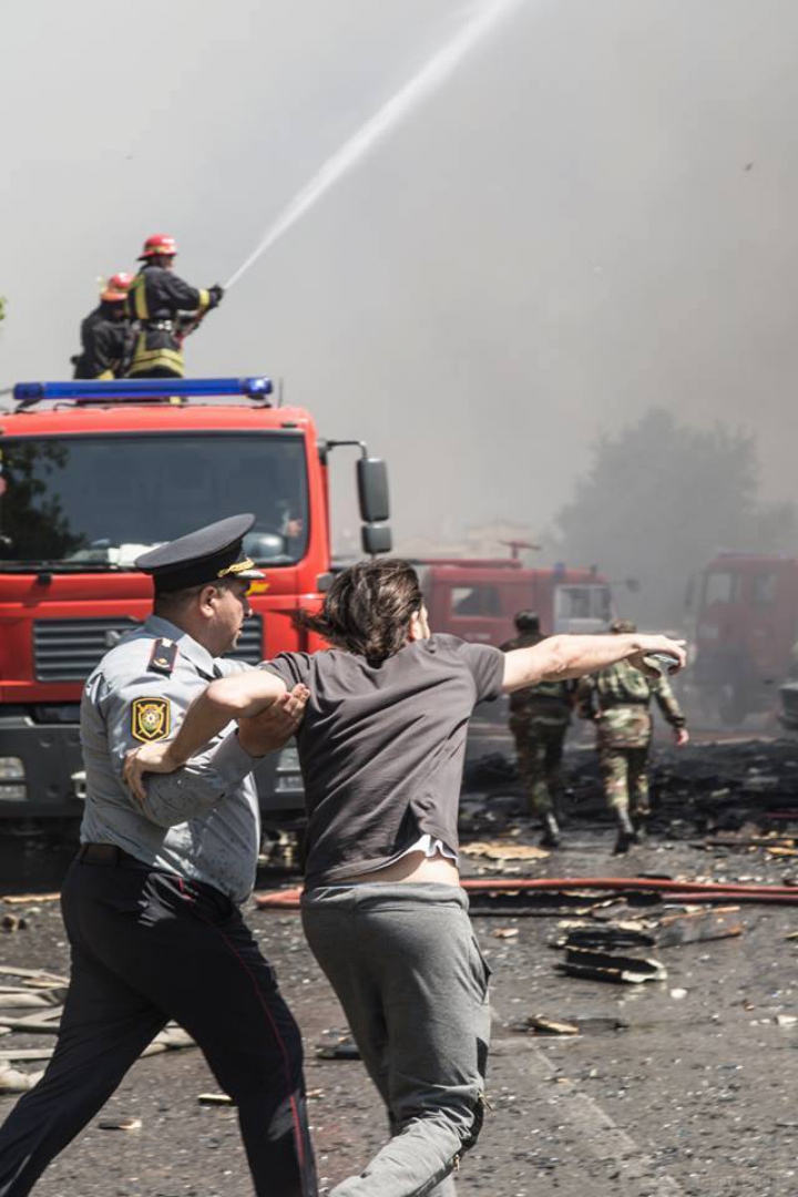 Фоторепортаж с места страшного пожара в центре Баку