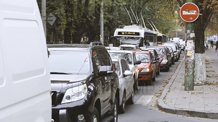 Водитель обнаружил человека на капоте автомобиля