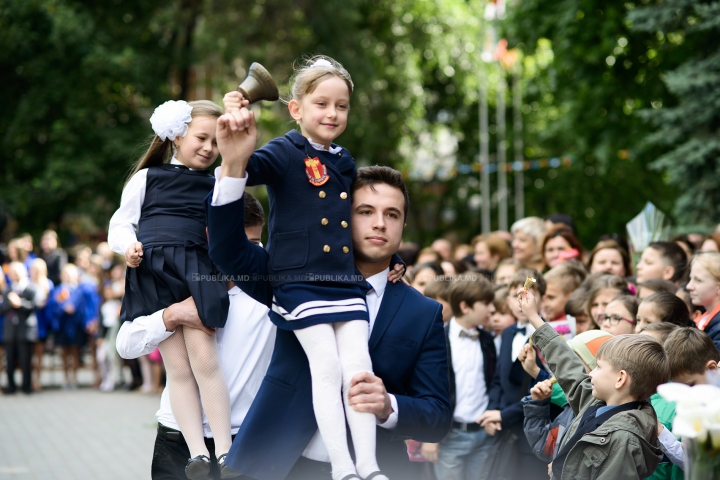 Как прошел последний звонок в одном из лицеев Кишинева (ФОТО)
