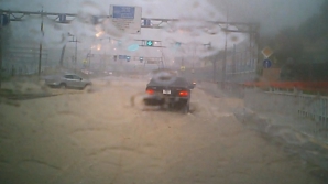 Сочи затопило из-за непрекращающихся проливных дождей (ВИДЕО)