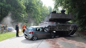 Танк британских военных сил наехал на "Тойоту" немецкого водителя
