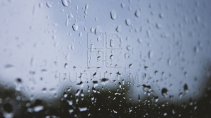 Желтый код метеоопасности: Молдову ожидают шквалистый ветер и грозы 