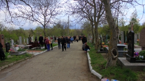 На кладбище "Святого Лазаря" людей хоронят прямо на тротуарах 