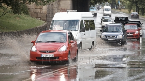 В Кишиневе маршрутка застряла посреди дороги из-за лужи (ВИДЕО)