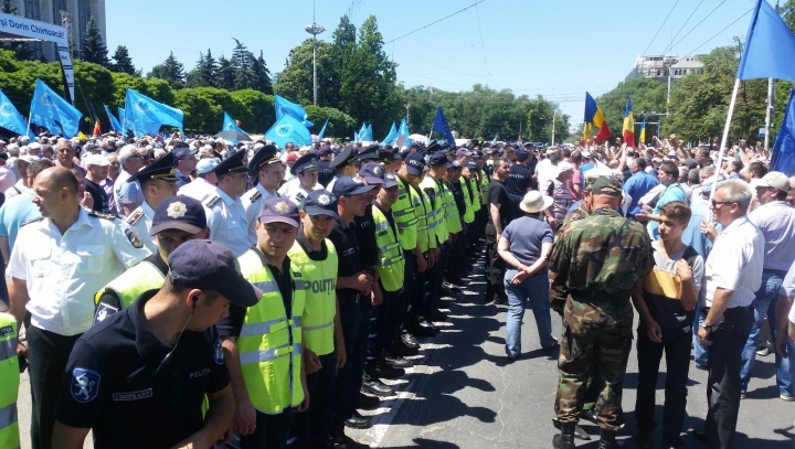 Митинги в центре столицы: полиция поставила кордон между ЛП и "Достоинством и правдой" (ФОТО/ВИДЕО)