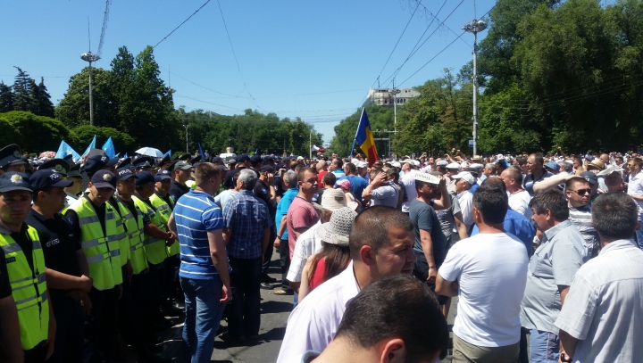 Митинги в центре столицы: полиция поставила кордон между ЛП и "Достоинством и правдой" (ФОТО/ВИДЕО)