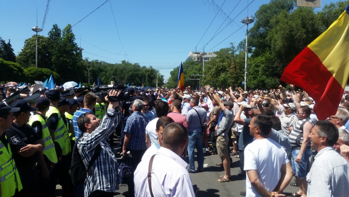 Митинги в центре столицы: полиция поставила кордон между ЛП и "Достоинством и правдой" (ФОТО/ВИДЕО)