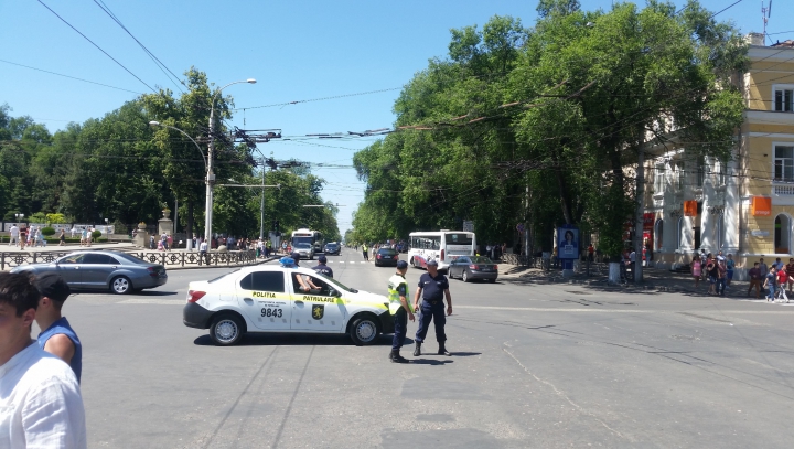 Митинги в центре столицы: полиция поставила кордон между ЛП и "Достоинством и правдой" (ФОТО/ВИДЕО)