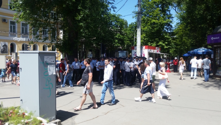 Митинги в центре столицы: полиция поставила кордон между ЛП и "Достоинством и правдой" (ФОТО/ВИДЕО)