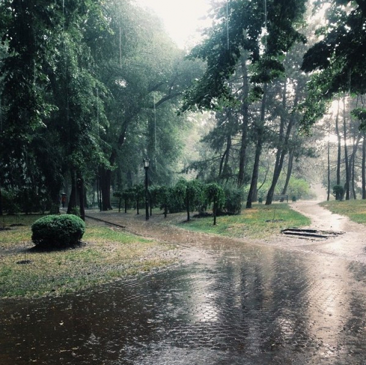 Потоп в столице: летний ливень превратил улицы в реки (ФОТО/ВИДЕО)