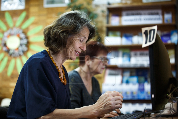 Молдавских пенсионеров обучают общению в интернете (ФОТО)