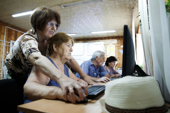 Молдавских пенсионеров обучают общению в интернете (ФОТО)