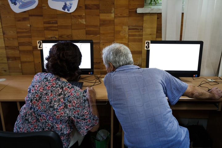 Молдавских пенсионеров обучают общению в интернете (ФОТО)