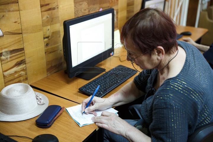 Молдавских пенсионеров обучают общению в интернете (ФОТО)