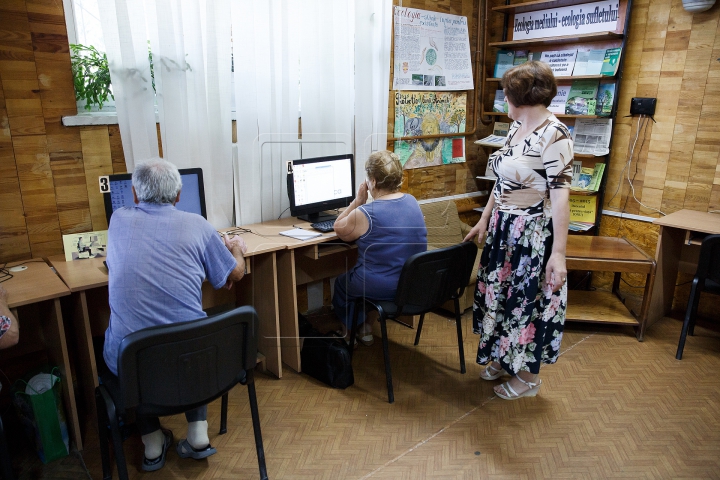 Молдавских пенсионеров обучают общению в интернете (ФОТО)