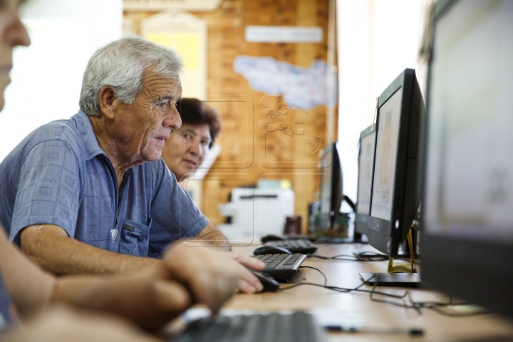 Молдавских пенсионеров обучают общению в интернете (ФОТО)