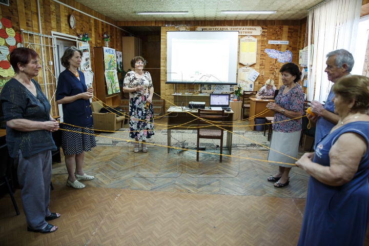 Молдавских пенсионеров обучают общению в интернете (ФОТО)