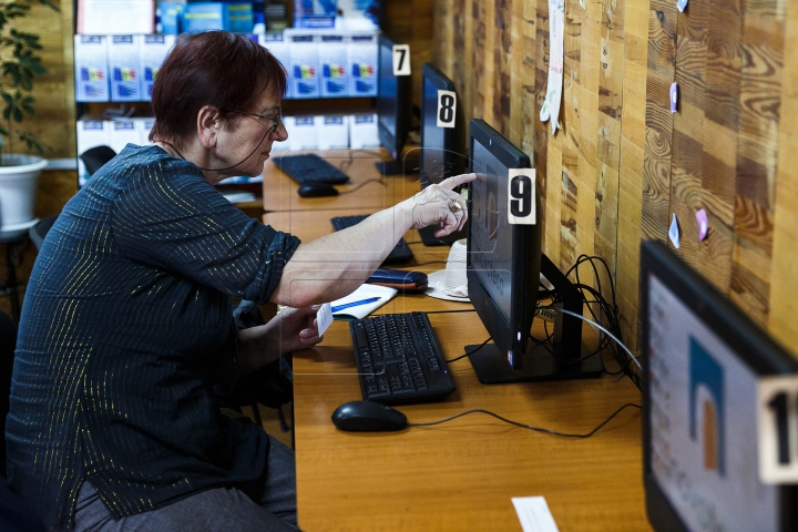 Молдавских пенсионеров обучают общению в интернете (ФОТО)