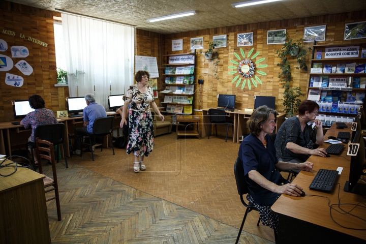 Молдавских пенсионеров обучают общению в интернете (ФОТО)