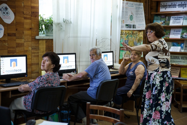 Молдавских пенсионеров обучают общению в интернете (ФОТО)