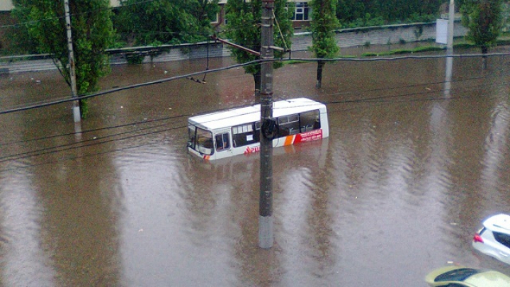 Российский Липецк ушел под воду из-за мощного ливня