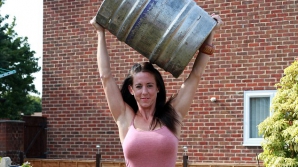 Хрупкая англичанка сдвигает с места грузовики и поднимает 160-килограммовые тяжести (ФОТО)