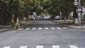 Жара не щадит столичные дороги: в асфальте образовываются дыры (ВИДЕО)