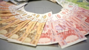 Полная сумка денег выпала из инкассаторской машины (ФОТО)