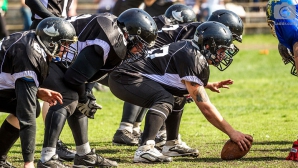 На матче по американскому футболу зрители увидели сценку из рестлинга