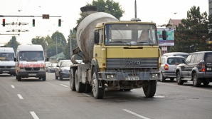 Страшное ДТП в Румынии: грузовик сбил женщину с ребенком (ШОКИРУЮЩЕЕ ВИДЕО)
