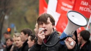 Социалисты устроили акцию против роста цен на электроэнергию и природный газ