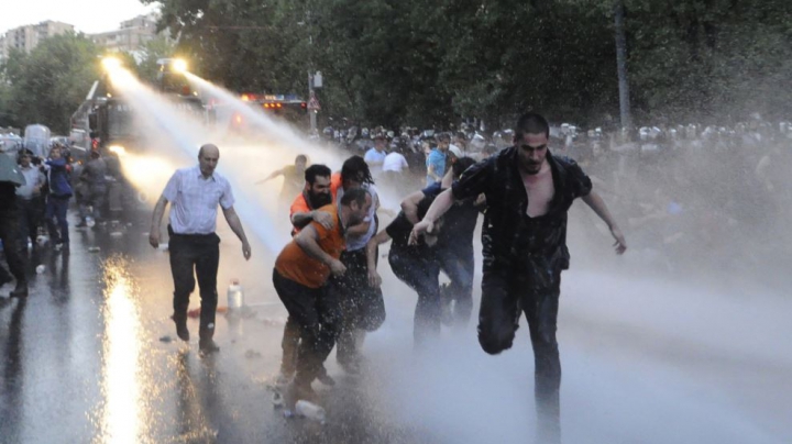 За разгон митинга в Ереване 12 полицейских получили выговоры