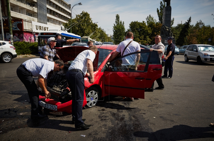 ДТП на столичном бульваре Григоре Виеру: машина перевернулась и образовала дыру в асфальте (ФОТО/ВИДЕО)