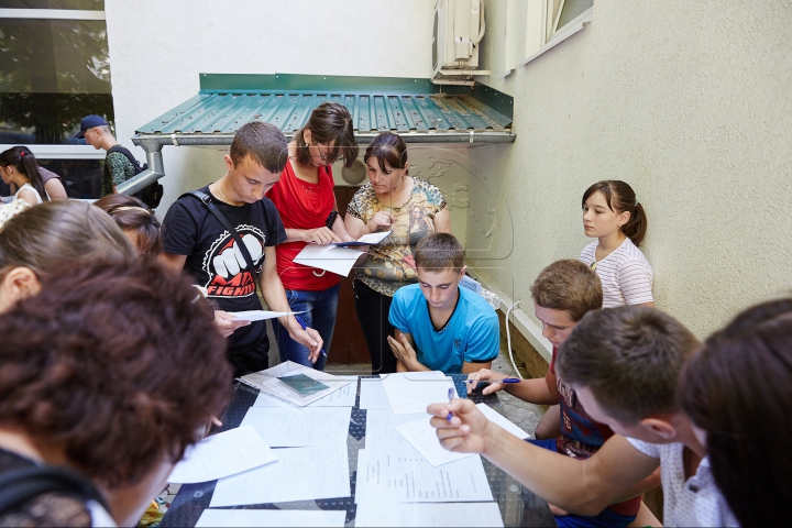 Первый день приема документов на поступление для выпускников гимназий (ФОТОРЕПОРТАЖ)