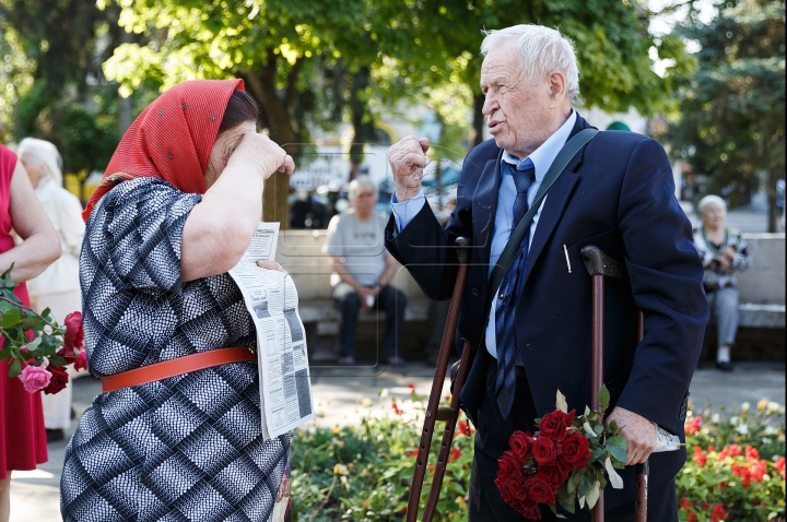 Годовщина депортаций из Бессарабии: у кишиневского ж/д вокзала прошел митинг (ФОТОРЕПОРТАЖ)