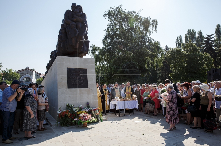 Годовщина депортаций из Бессарабии: у кишиневского ж/д вокзала прошел митинг (ФОТОРЕПОРТАЖ)