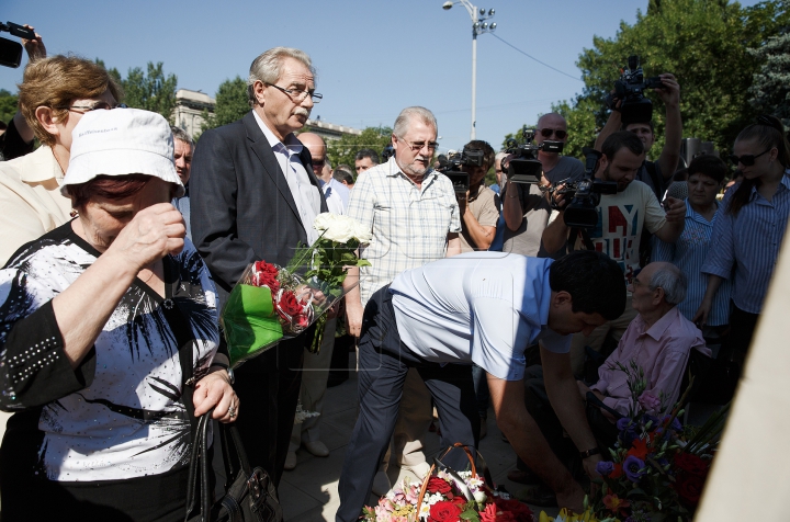 Годовщина депортаций из Бессарабии: у кишиневского ж/д вокзала прошел митинг (ФОТОРЕПОРТАЖ)