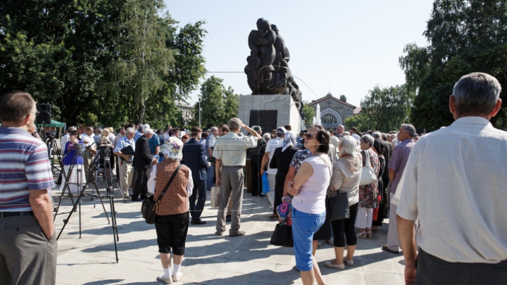 Годовщина депортаций из Бессарабии: у кишиневского ж/д вокзала прошел митинг (ФОТОРЕПОРТАЖ)