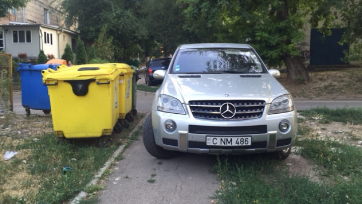 Паркуюсь, где хочу: водитель Mercedes доставил неудобства жителям одного из домов (ФОТО)