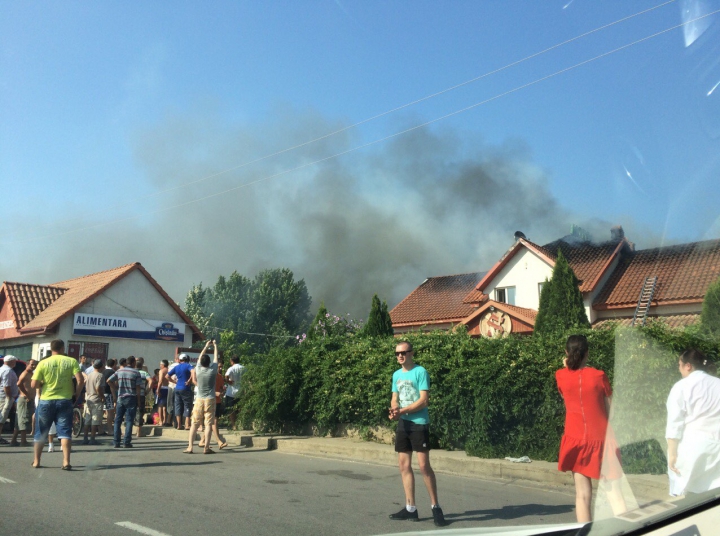 Крупный пожар в селе Мэгдэчешты: восемь пожарных расчётов тушат огонь в мотеле (ФОТО/ВИДЕО)