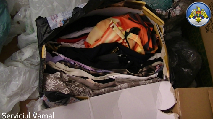 На КПП Леушены изъяли незадекларированную партию одежды (ФОТО)