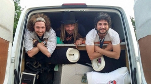 Британская рок-группа нашла нелегального мигранта в чехле для гитары