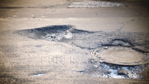 Водители возмущены трехметровой ямой на столичной улице Космонавтов