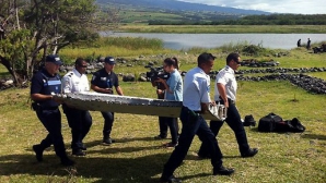 Найденный в Индийском океане обломок крыла самолета принадлежит пропавшему Боингу