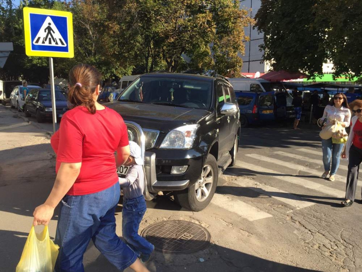 Столичный водитель перепутал пешеходный переход с местом для парковки (ФОТО)